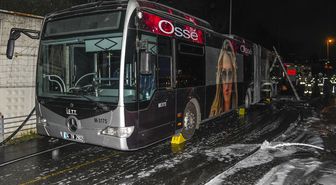 İstanbul'da seyir halindeki metrobüste çıkan yangın söndürüldü