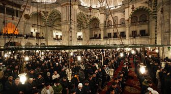 İstanbul'daki camilerde ilk teravih namazı kılındı
