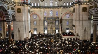 İstanbul'daki camilerde ramazanın ilk cuma namazı kılındı