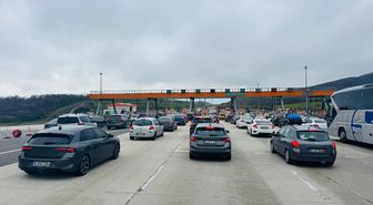 İstanbul-İzmir Otoyolu'nun Bursa kesiminde bayram tatili dönüşü yoğunluk yaşanıyor