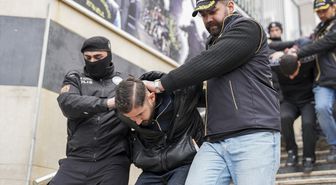 Elleri kelepçeli cepleri boş! Çocuk yaştaki şüphelilere elebaşından darbe