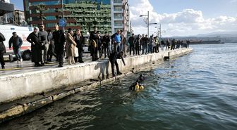 İzmir'de akülü tekerlekli sandalyesiyle denize düşen engelli kişiyi deniz polisi kurtardı