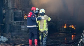 İzmir'de geri dönüşüm fabrikasında çıkan yangın kontrol altına alındı