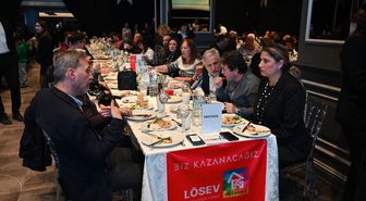 İzmir'de lösemililer ve aileleri iftarda bir araya geldi