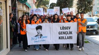 LÖSEV Gönüllüleri İzmir'de Yürüyüş Düzenledi