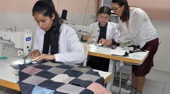 İzmir'de öğrenciler atık kumaşlardan diktikleri seccadeleri ramazanda hediye ediyor