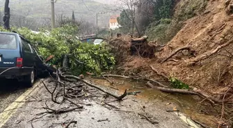 İzmir'de park halindeki otomobil heyelanda toprak altında kaldı