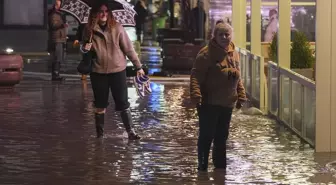 İzmir'de sağanak nedeniyle iş yerleri ve yollar su altında kaldı