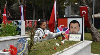 İzmir'de şehit aileleri arife günü yakınlarının mezarını ziyaret etti