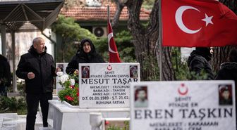 İzmir'de şehit aileleri bayramda yakınlarının kabirlerini ziyaret etti
