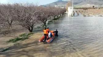 İzmir'de su basan çiftlikteki hayvanlar itfaiye ekiplerince kurtarıldı