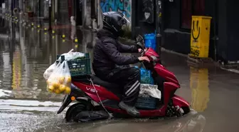 İzmir'de su basan ev ve iş yerlerinde tahliye çalışmaları yapılıyor