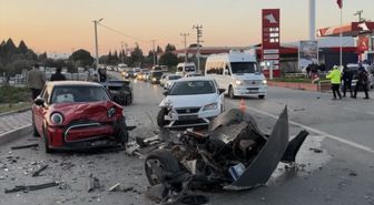 İzmir'de üç otomobilin karıştığı kazada 1'i çocuk 3 kişi yaralandı