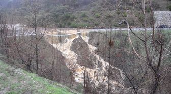 İzmir'de yağış nedeniyle çöken Ödemiş-Turgutlu yolu trafiğe kapatıldı