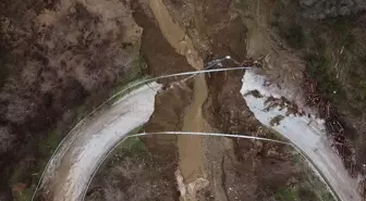 İzmir'de yağış nedeniyle çöken Ödemiş-Turgutlu yolu tamamen ulaşıma kapandı