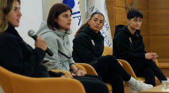 Kadın futbolcular, başarı hikayelerini anlattı