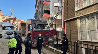 Kağıthane'de aydınlatma direğine çarpan kamyonunun sürücüsü yaralandı