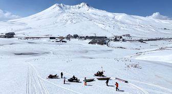 Kanoyla suda değil, Erciyes'te kar üzerinde süzüldüler
