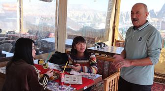 Kapadokya'da turistlerle 9 dilde sohbet eden Cemalettin Yavuz tecrübelerini paylaşmaya hazırlanıyor
