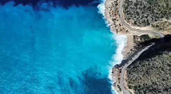 Kaputaş Plajı'nda yağışın etkisiyle denizin rengi mavinin farklı tonlarına dönüştü