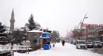 Kar kalınlığının 50 santimetreye ulaştığı Erzurum'da 419 mahallenin yolu kapandı