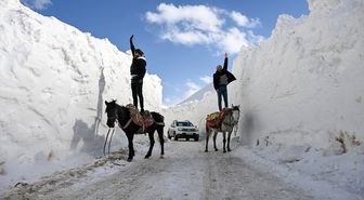 'Kar koridoru'ndan geçerek ilçeye ulaşıyorlar