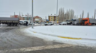 Kar ve tipi nedeniyle kapanan Sivas-Malatya kara yolu ulaşıma açıldı