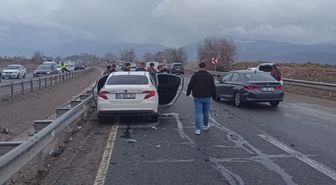 Karabük'te el freni çekilmeyen otomobilin karıştığı kazada 1 kişi öldü, 3 kişi yaralandı