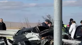 Karaman'da otomobilin bariyere çarptığı kazada 2 kişi öldü, 1 çocuk yaralandı