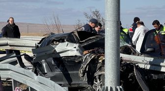 Karaman'da otomobilin bariyere çarptığı kazada 2 kişi öldü, 1 çocuk yaralandı