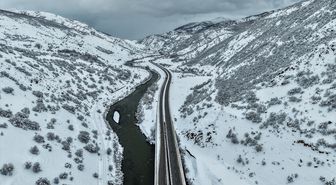 Karla kaplı Karasu Nehri ve çevresi dronla görüntülendi