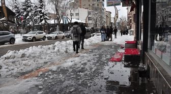 Kars'ta başına buz sarkıtı düşen kız çocuğu yaralandı