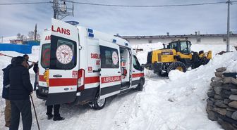 Kars'ta boynuz darbesiyle gözünden ağır yaralanan kişi ekiplerin uzun uğraşlarıyla hastaneye kaldırıldı
