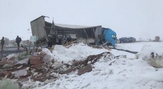 Kars'ta çarpışan tanker ve tırın sürücüleri yaralandı, yol ulaşıma kapatıldı