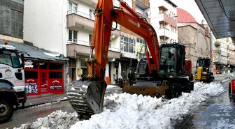 Kars'ta ekiplerin kar temizliği sürüyor