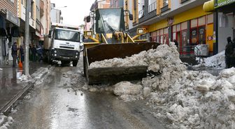 Kars'ta kar ve buz kütleleri yerleşim yeri dışına taşınıyor