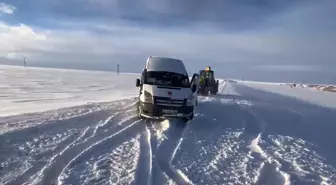 Kars'ta kara saplanan öğrenci servisi kurtarıldı