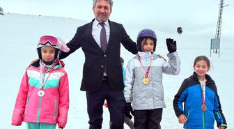 Kars'ta Okul Sporları Kayak ve Snowboard İl Birinciliği Yarışları düzenlendi