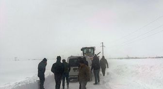 Kars'ta yolda kalan 12 araç ekiplerce kurtarıldı