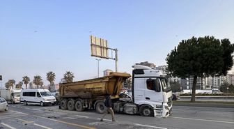 Kartal'da otomobilin kamyona çarpıp durağa girmesi araç kamerasında