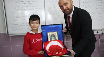 Kaş'ta öğrencinin Türk bayrağı hassasiyeti ödüllendirildi