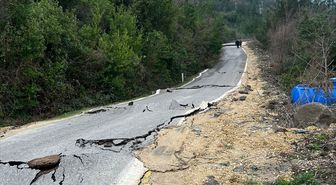 Kastamonu'da Cide-Doğanyurt kara yolu heyelan nedeniyle ulaşıma kapandı