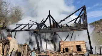 Kastamonu'da çıkan yangında 2 katlı ahşap ev kullanılamaz hale geldi