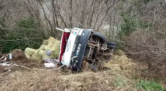 Kastamonu'da saman yüklü kamyon devrildi: 2 yaralı