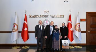 Kastamonu Valisi Dallı huzurevi sakini yaşlı kadını makamında misafir etti