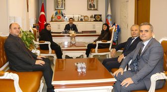 Taşova Kaymakamı, TÜBİTAK Proje Yarışmalarında Başarı Gösteren Öğrencilerle Bir Araya Geldi