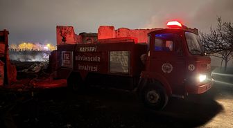 Kayseri'de boş arazideki hurdalar yandı