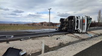 Kayseri'de devrilen akaryakıt yüklü tankerin sürücüsü yaralandı
