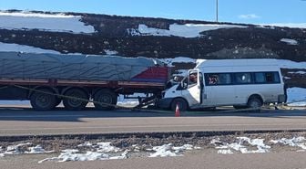 Kayseri'de okul servisinin tırla çarpıştığı kazada 1 kişi öldü, 6'sı öğrenci 7 kişi yaralandı