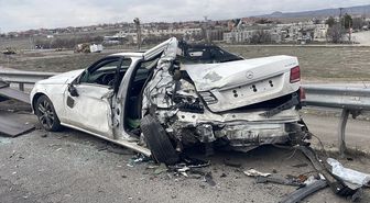 Kayseri'de tırın yol kenarında duran otomobile çarptığı kazada bir kişi yaralandı